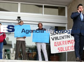 Defraudados se manifiestan en Finanzas  - ES imagen agencia de fotografía