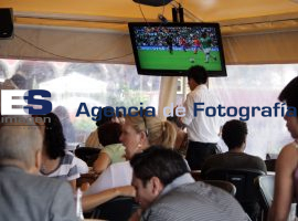 Aficionado observan jugar a la selección - ES imagen agencia de fotografía