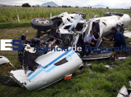 Volcadura Pipa de Leche Autopista - ES imagen agencia de fotografía