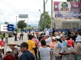 Pobladores de Juan C. Bonilla cierran carretera federal en ambos sentidos - ES imagen agencia de fotografía