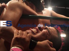 Luchas Valiente vs Dragón Rojo - ES imagen agencia de fotografía