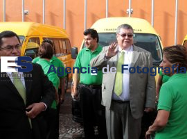 Presentan nuevas unidades de transporte escolar - ES imagen agencia de fotografía