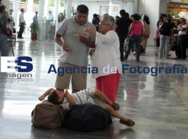 Viajeros Central de Autobuces Puebla - ES imagen agencia de fotografía