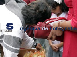 Comida chatarra en las afueras de las escuelas  - ES imagen agencia de fotografía