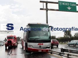 Choca autobus de ADO en la autopista - ES imagen agencia de fotografía