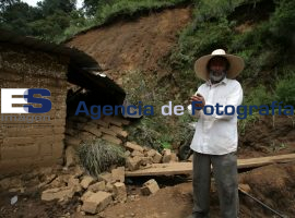 Casa Dañanda por Deslave Santa Rita Tlahuapan - ES imagen agencia de fotografía