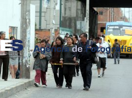 Camina la gente a su destino por protesta de rutas - ES imagen agencia de fotografía