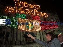 Encienden la iluminación del ayuntamiento por Bicentenario - ES imagen agencia de fotografía