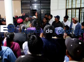 Habitantes de Acozautla cierran carretera federal a Atlixco  - ES imagen agencia de fotografía