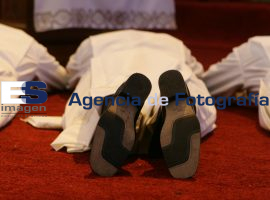 Ordenan nuevos sacerdotes - ES imagen agencia de fotografía