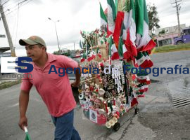 Vendedores de banderas  - ES imagen agencia de fotografía