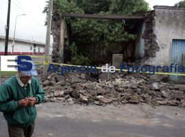 Se derrumba pared de casa habitación - ES imagen agencia de fotografía
