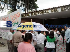 Se manifiestan habitantes de Tepatlaxco en el TEE - ES imagen agencia de fotografía