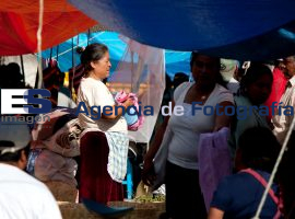 Vendedores en la fiesta de San Pedro Cholula  - ES imagen agencia de fotografía