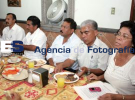 Opositores de la permanancia de la empresa el Dragón en rueda de prensa  - ES imagen agencia de fotografía