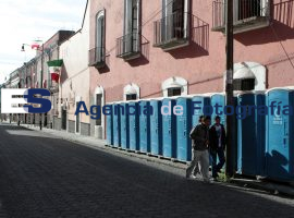 Instalan baños publicos y contenedores en el centro - ES imagen agencia de fotografía