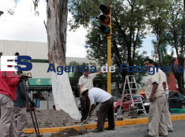 Dan mantenimiento a semaforos en la Av. Juárez - ES imagen agencia de fotografía