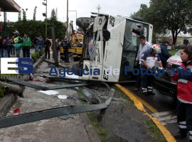 Mata transporte público a una persona y lesiona a dos. - ES imagen agencia de fotografía