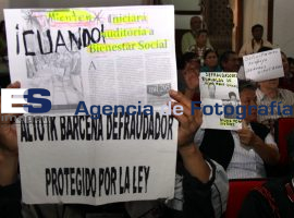 Protestan ahorradores en la Sesión Permanente - ES imagen agencia de fotografía