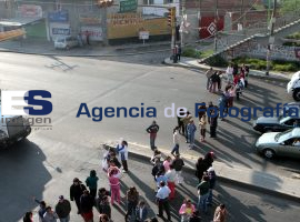 Cierran padres de familia del CEMEY federal a Amozoc - ES imagen agencia de fotografía