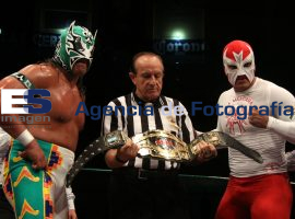 Último Guerrero renueva título tras derrotar a La Máscara - ES imagen agencia de fotografía