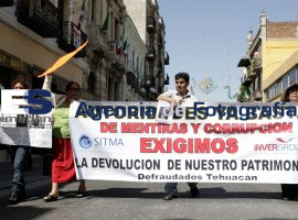 Defraudados de cajas de ahorro se manifiestan en el congreso - ES imagen agencia de fotografía