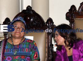 Entregan Cédula Real a Rigoberta Menchú - ES imagen agencia de fotografía