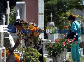 Visitan a sus muertos en el Panteón La Piedad - ES imagen agencia de fotografía
