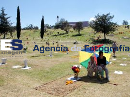 Familiares de difuntos adornan Valle de los Ángeles - ES imagen agencia de fotografía