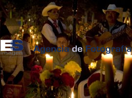 Velación "Dia de Muertos" Acatlán de Osorio - ES imagen agencia de fotografía