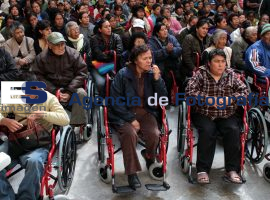 Entrega Gobierno del Estado cobijas y sillas de ruedas - ES imagen agencia de fotografía