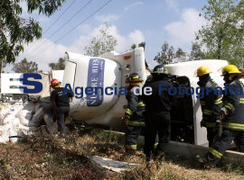Doble Volcadura deja 2 Muertos y 8 Heridos - ES imagen agencia de fotografía