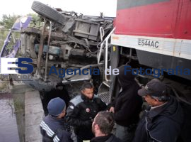 Microbus Embestido por Tren  - ES imagen agencia de fotografía
