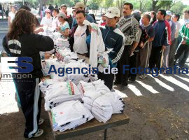 Entregan playeras para el Marathon de Puebla - ES imagen agencia de fotografía