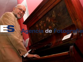 Donan al Museo Univeristario Piano de Madera del siglo XIX - ES imagen agencia de fotografía