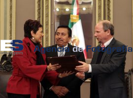 Entrega congreso presea Adolfo López Mateos a Volkswagen - ES imagen agencia de fotografía
