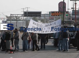 Bloquean vecinos de Las Bugambilias carretera federal a Tehuacan - ES imagen agencia de fotografía