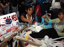 Bazar de Ropa y Calzado en el Centro de Convenciones - ES imagen agencia de fotografía