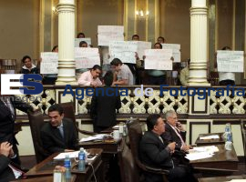 Se manifiestan chóferes de moto taxis en el congreso - ES imagen agencia de fotografía