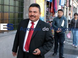 Eleazar Pérez ronda el Congreso mientras dentro se le acusa de corrupción - ES imagen agencia de fotografía