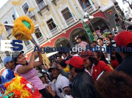 Simpatizantes de la 28 de Octubre regalan piñatas y aguinaldos - ES imagen agencia de fotografía