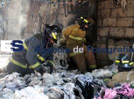 Se incendia bodega en la resurrección - ES imagen agencia de fotografía