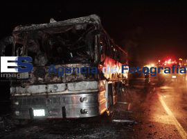 Se incendia autobus en la autopista - ES imagen agencia de fotografía