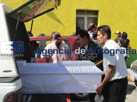 Trasladan cuerpos a misa - ES imagen agencia de fotografía