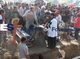 Sepultan en el panteón a víctimas de explosión - ES imagen agencia de fotografía