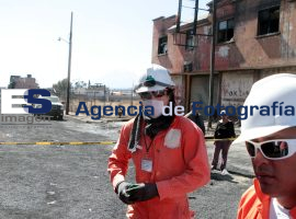 Personal de PEMEX supervisa la zona de la explosión - ES imagen agencia de fotografía