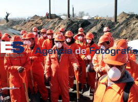 Voluntarios limpian la zona afectada por explosión - ES imagen agencia de fotografía