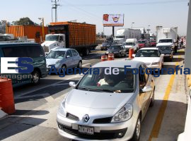 Gran Afluencia de Automovilistas en Casetas de Cobro - ES imagen agencia de fotografía