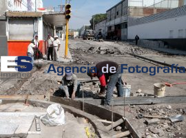 Trabajadores repavimentan la calle 13 de norte a sur - ES imagen agencia de fotografía
