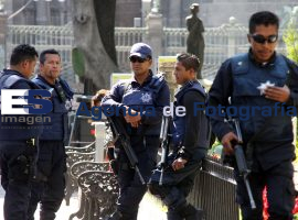 Policía Municipal Vigila el Zócalo de la Ciudad - ES imagen agencia de fotografía